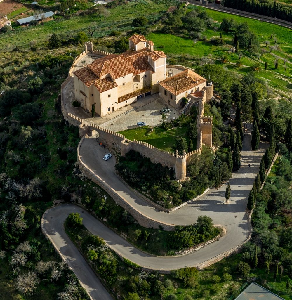 Luftbild Arta - Kirchengebäude Santuari de Sant Salvador in Arta in Balearische Insel Mallorca, Spanien