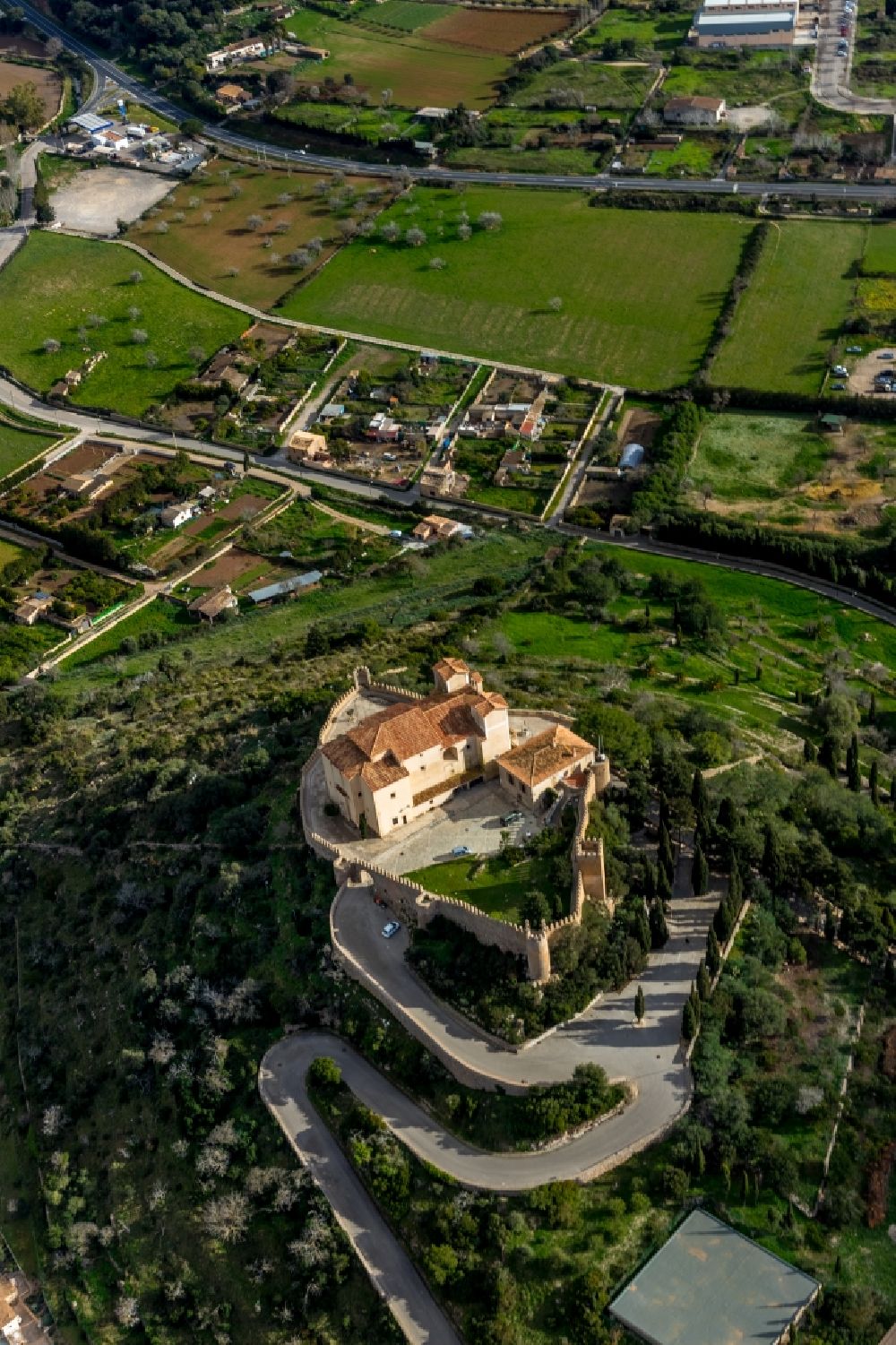 Luftaufnahme Arta - Kirchengebäude Santuari de Sant Salvador in Arta in Balearische Insel Mallorca, Spanien