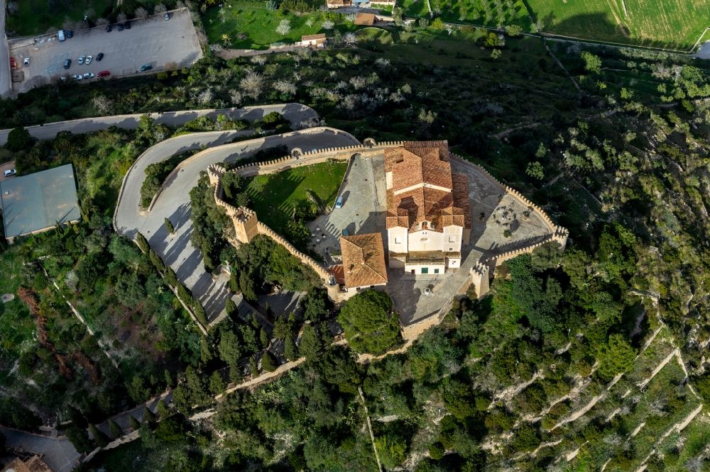 Luftaufnahme Arta - Kirchengebäude Santuari de Sant Salvador in Arta in Balearische Insel Mallorca, Spanien