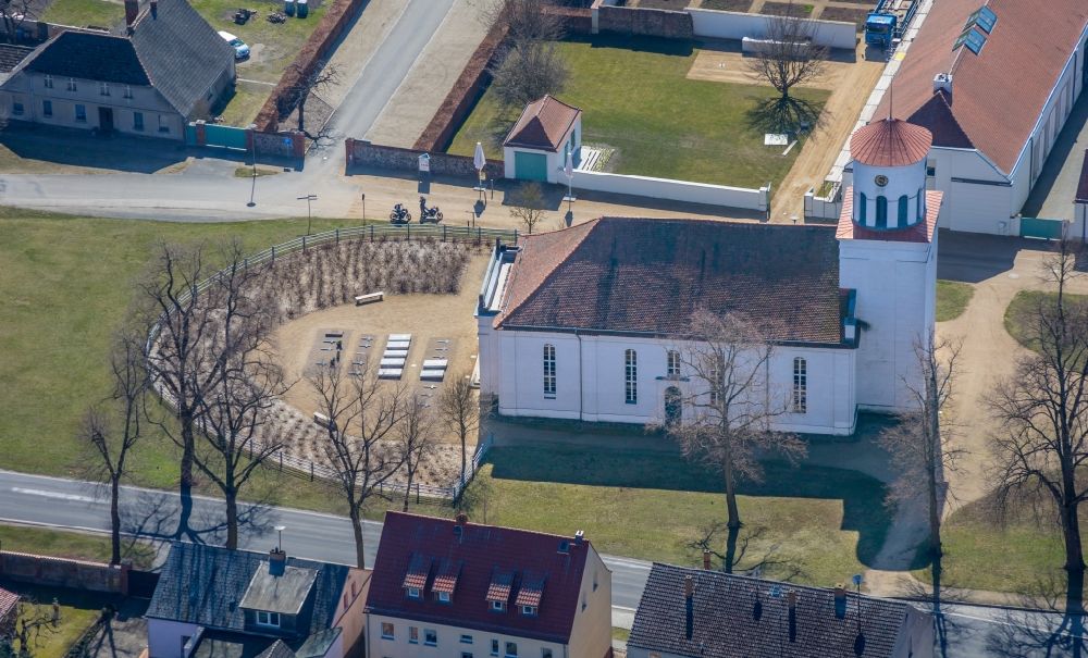 Luftaufnahme Neuhardenberg - Kirchengebäude der Schinkel Kirche in Neuhardenberg im Bundesland Brandenburg, Deutschland