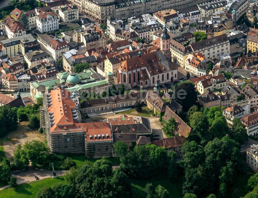 Luftaufnahme Baden-Baden - Kirchengebäude und Schlossanlage im Altstadt- Zentrum in Baden-Baden im Bundesland Baden-Württemberg, Deutschland