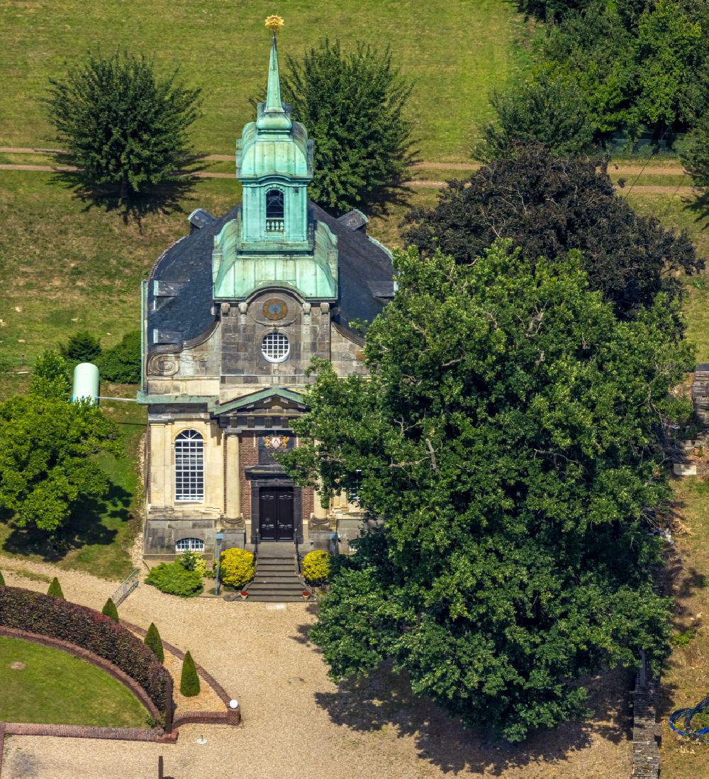 Luftbild Wesel - Kirchengebäude der Schlosskirche Diersfordt in Wesel im Bundesland Nordrhein-Westfalen, Deutschland