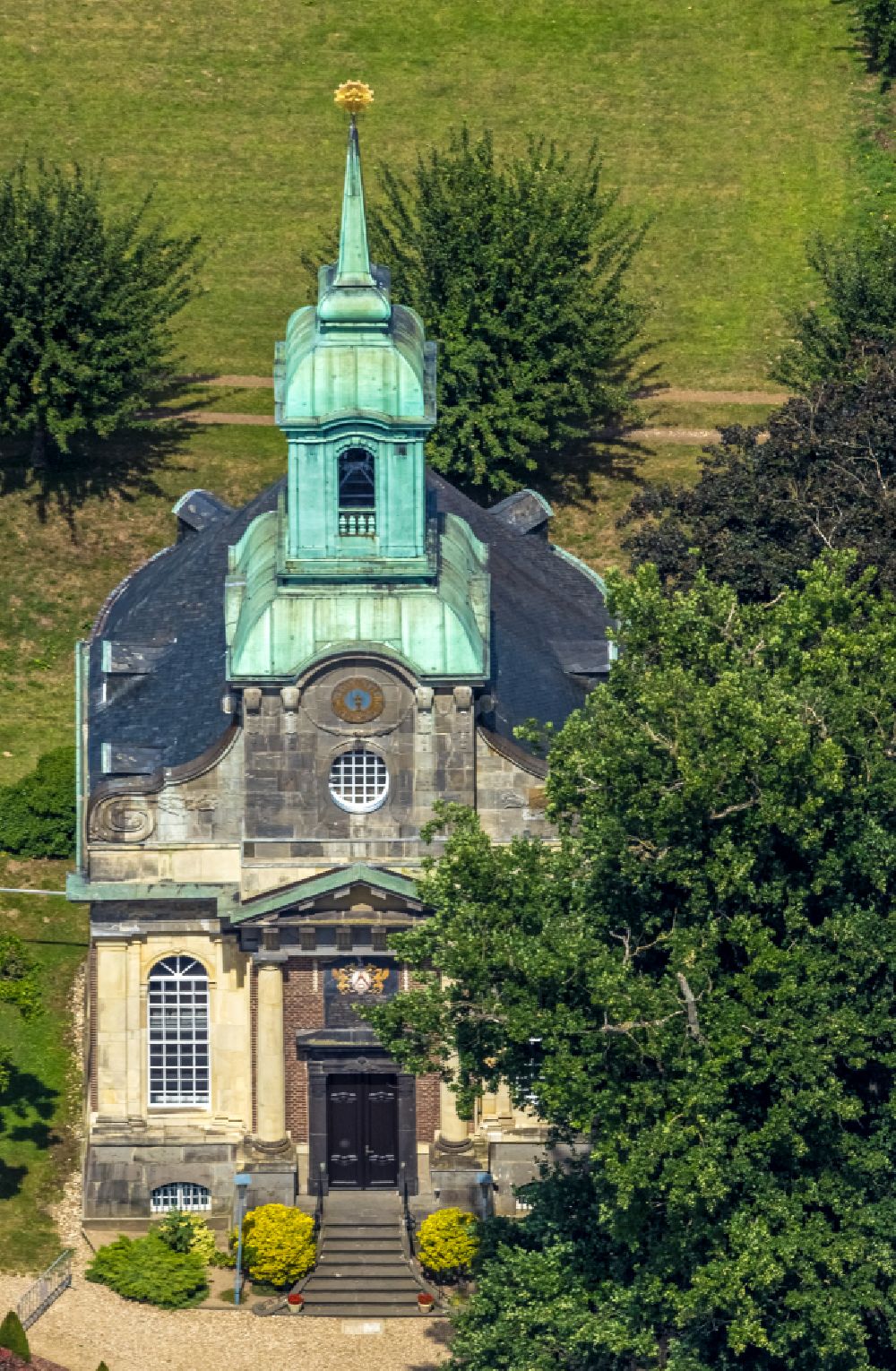 Luftaufnahme Wesel - Kirchengebäude der Schlosskirche Diersfordt in Wesel im Bundesland Nordrhein-Westfalen, Deutschland