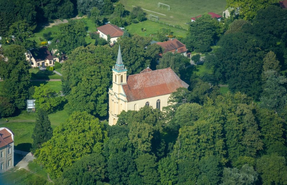 Ivenack aus der Vogelperspektive: Kirchengebäude der Schlosskirche in Ivenack im Bundesland Mecklenburg-Vorpommern, Deutschland