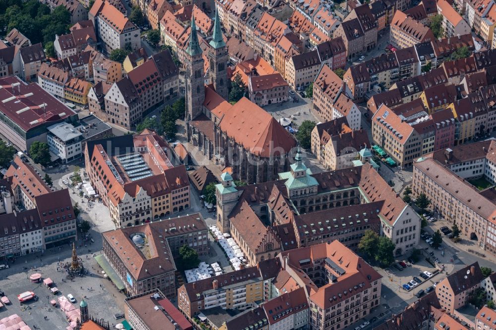 Luftaufnahme Nürnberg - Kirchengebäude der St. Sebald - Sebalduskirche und das Alte Rathaus in Nürnberg im Bundesland Bayern, Deutschland