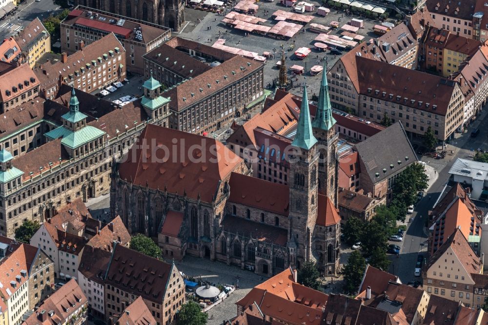 Nürnberg von oben - Kirchengebäude der St. Sebald - Sebalduskirche in Nürnberg im Bundesland Bayern, Deutschland