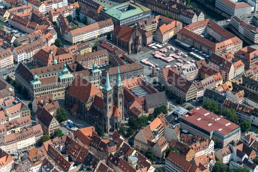 Nürnberg aus der Vogelperspektive: Kirchengebäude der St. Sebald - Sebalduskirche in Nürnberg im Bundesland Bayern, Deutschland