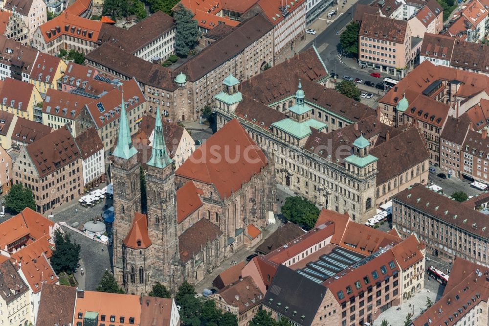 Luftaufnahme Nürnberg - Kirchengebäude der St. Sebald - Sebalduskirche in Nürnberg im Bundesland Bayern, Deutschland