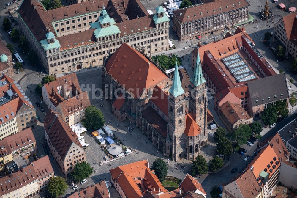 Luftbild Nürnberg - Kirchengebäude der St. Sebald - Sebalduskirche in Nürnberg im Bundesland Bayern, Deutschland