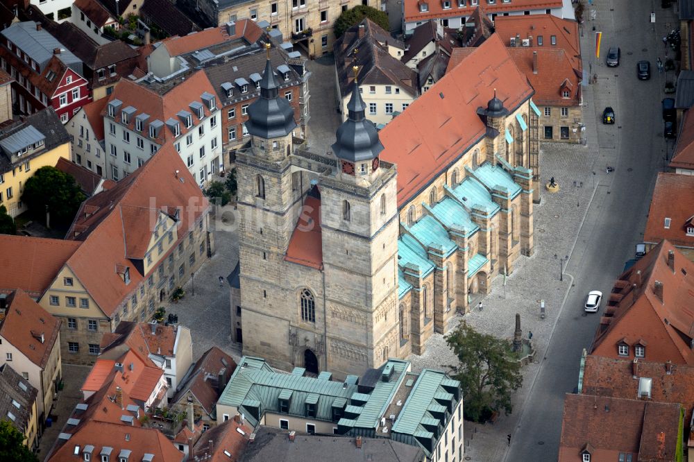 Bayreuth aus der Vogelperspektive: Kirchengebäude der Stadtkirche Heilig Dreifaltigkeit im Stadtzentrum in Bayreuth im Bundesland Bayern, Deutschland