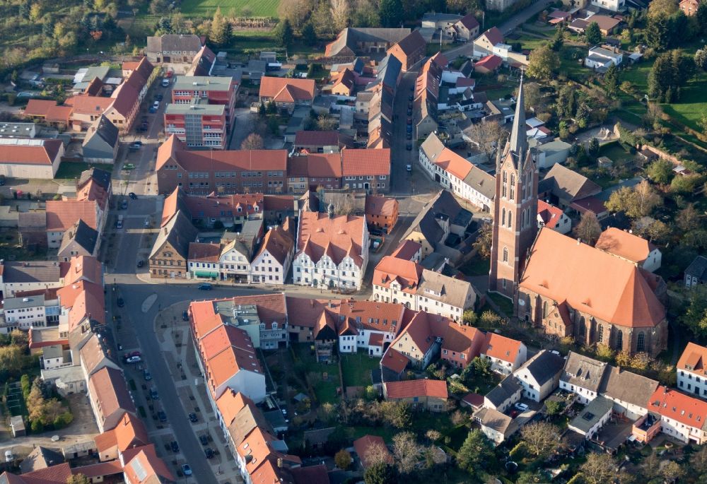 Kemberg von oben - Kirchengebäude der Stadtkirche St. Marien in Kemberg im Bundesland Sachsen-Anhalt, Deutschland
