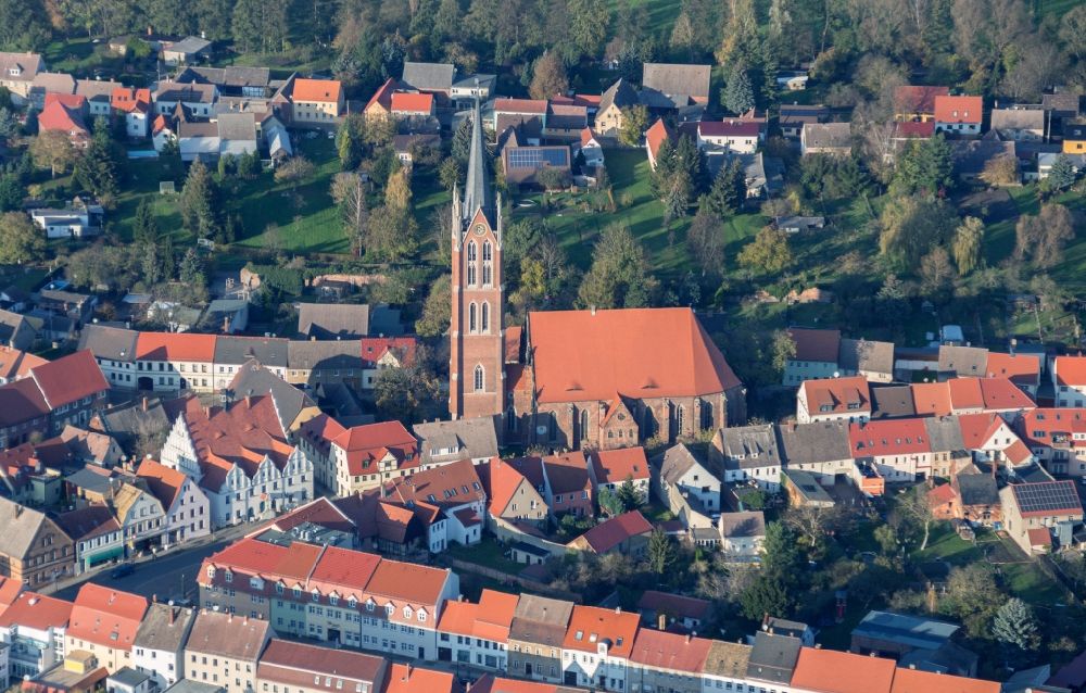 Luftaufnahme Kemberg - Kirchengebäude der Stadtkirche St. Marien in Kemberg im Bundesland Sachsen-Anhalt, Deutschland