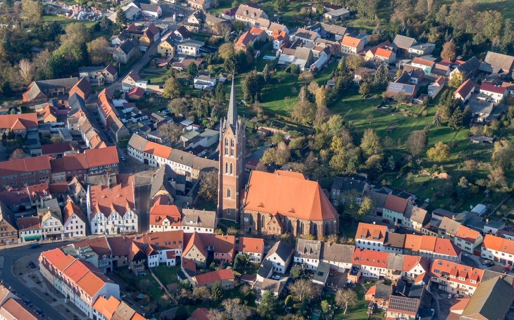 Kemberg von oben - Kirchengebäude der Stadtkirche St. Marien in Kemberg im Bundesland Sachsen-Anhalt, Deutschland