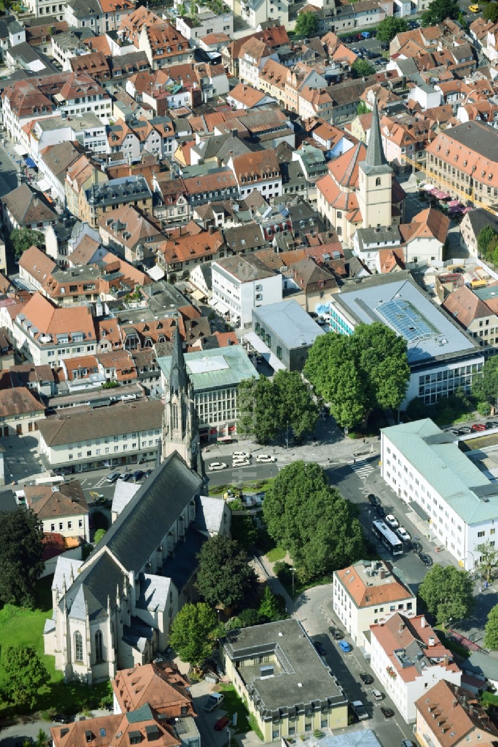 Luftbild Bad Kissingen - Kirchengebäude Stadtpfarrkirche an der Von-Hessing-Straße im Altstadt- Zentrum in Bad Kissingen im Bundesland Bayern, Deutschland