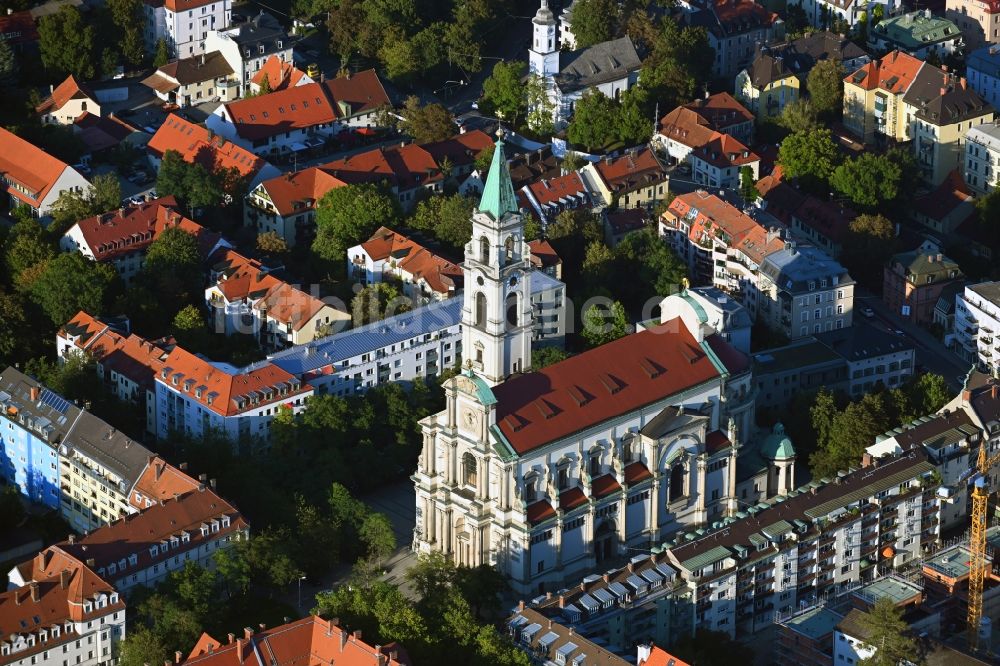München von oben - Kirchengebäude der Stadtpfarrkirche St. Margaret im Stadtteil Sendling in München im Bundesland Bayern, Deutschland