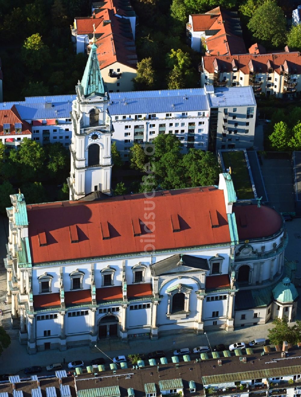 Luftbild München - Kirchengebäude der Stadtpfarrkirche St. Margaret im Stadtteil Sendling in München im Bundesland Bayern, Deutschland