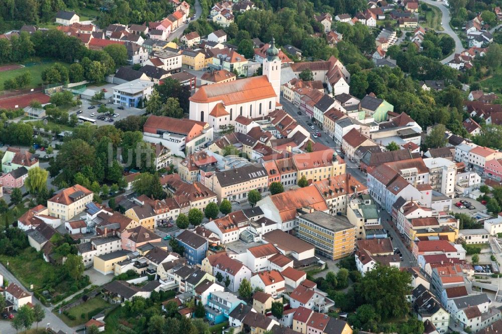 Luftaufnahme Landau an der Isar - Kirchengebäude der Stadtpfarrkirche St . Maria im Altstadt- Zentrum in Landau an der Isar im Bundesland Bayern, Deutschland
