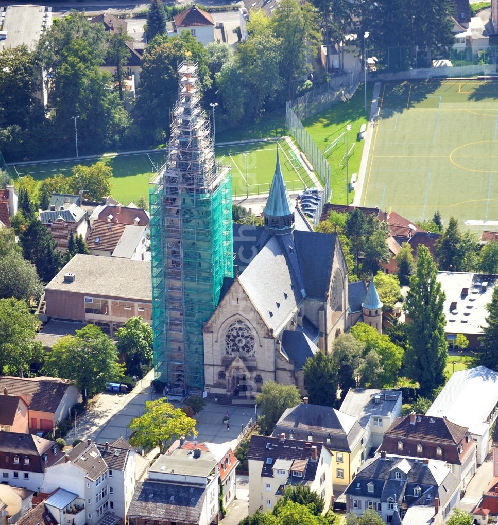 Bad Homburg vor der Höhe von oben - Kirchengebäude Stadtpfarrkirche St. Marien in Bad Homburg vor der Höhe im Bundesland Hessen, Deutschland