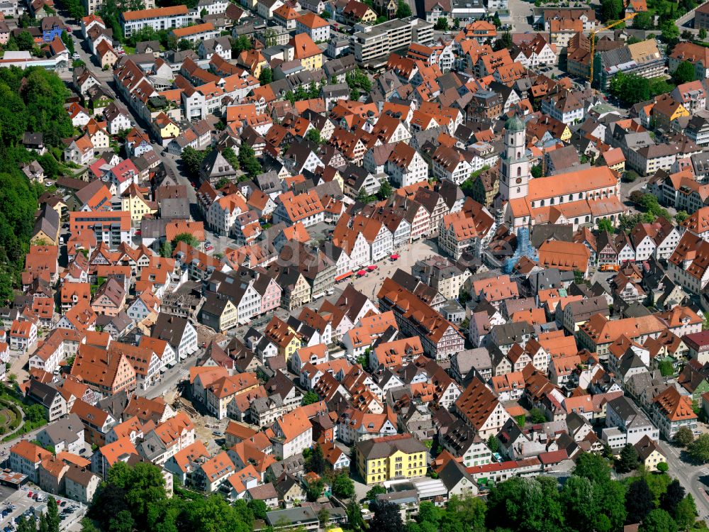 Luftaufnahme Biberach an der Riß - Kirchengebäude der Stadtpfarrkirche St. Martin in Biberach an der Riß im Bundesland Baden-Württemberg, Deutschland