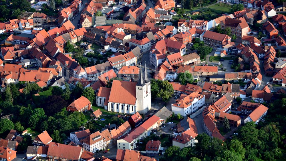 Osterwieck von oben - Kirchengebäude Stephanikirche in Osterwieck im Bundesland Sachsen-Anhalt, Deutschland