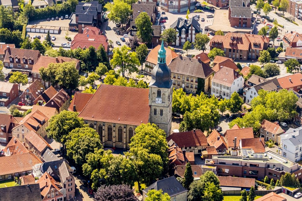 Luftaufnahme Nottuln - Kirchengebäude am Stiftplatz im Altstadt- Zentrum in Nottuln im Bundesland Nordrhein-Westfalen