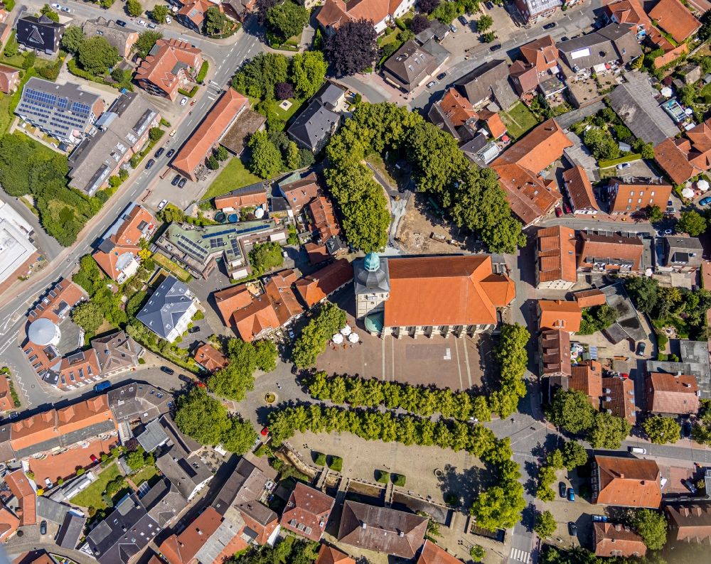 Luftaufnahme Nottuln - Kirchengebäude am Stiftplatz im Altstadt- Zentrum in Nottuln im Bundesland Nordrhein-Westfalen