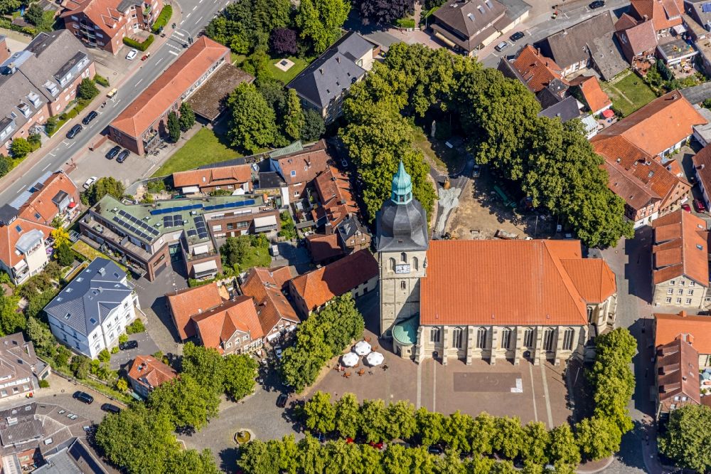 Nottuln aus der Vogelperspektive: Kirchengebäude am Stiftplatz im Altstadt- Zentrum in Nottuln im Bundesland Nordrhein-Westfalen