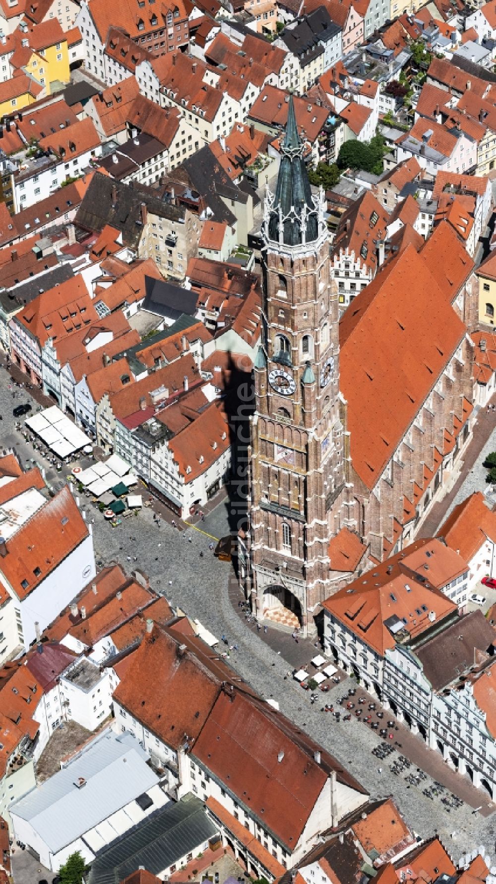Luftaufnahme Landshut - Kirchengebäude der Stiftsbasilika Sankt Martin in Landshut im Bundesland Bayern, Deutschland