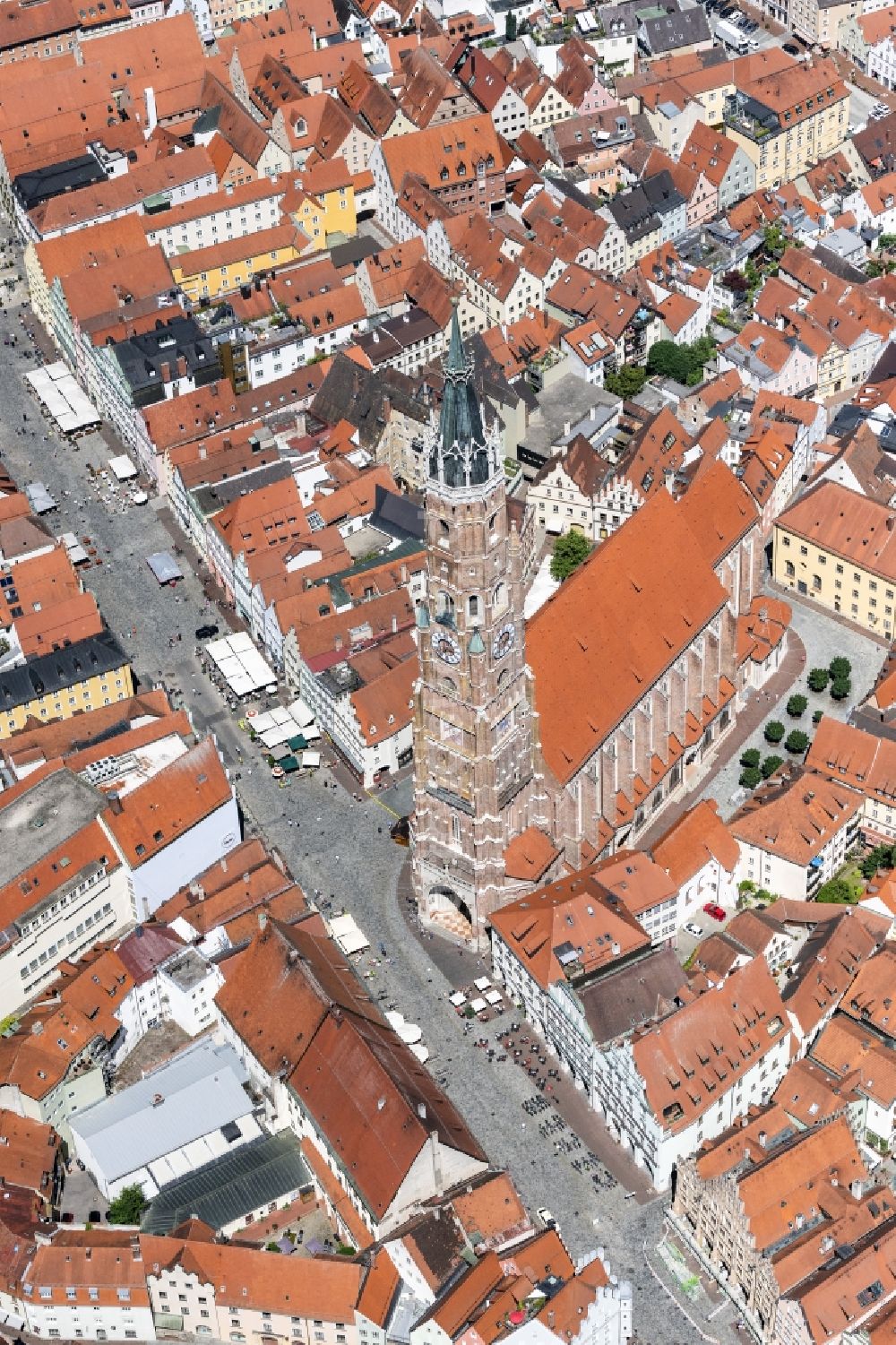 Landshut von oben - Kirchengebäude der Stiftsbasilika Sankt Martin in Landshut im Bundesland Bayern, Deutschland