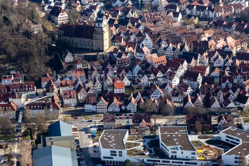 Luftaufnahme Herrenberg - Kirchengebäude der Stiftskirche im Altstadt- Zentrum und Pulverturm auf dem Schloßberg in Herrenberg im Bundesland Baden-Württemberg