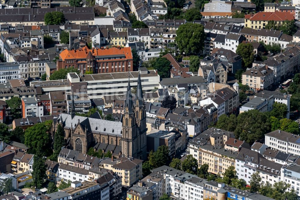 Luftaufnahme Bonn - Kirchengebäude Stiftskirche Sankt Johannes Baptist und Petrus an der Stiftsgasse in Bonn im Bundesland Nordrhein-Westfalen, Deutschland