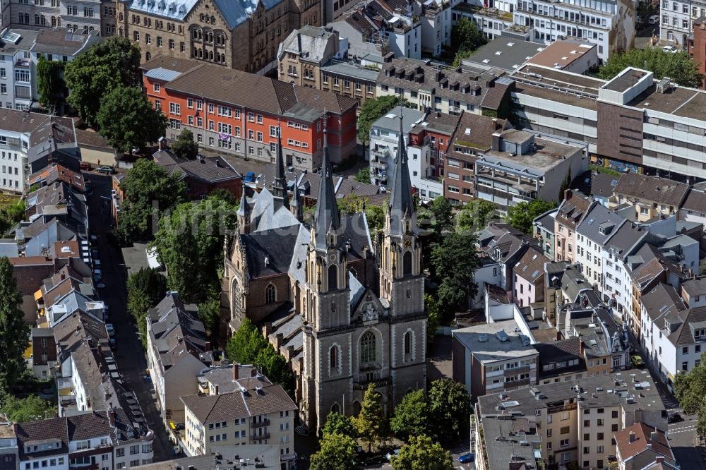 Bonn von oben - Kirchengebäude Stiftskirche Sankt Johannes Baptist und Petrus an der Stiftsgasse in Bonn im Bundesland Nordrhein-Westfalen, Deutschland