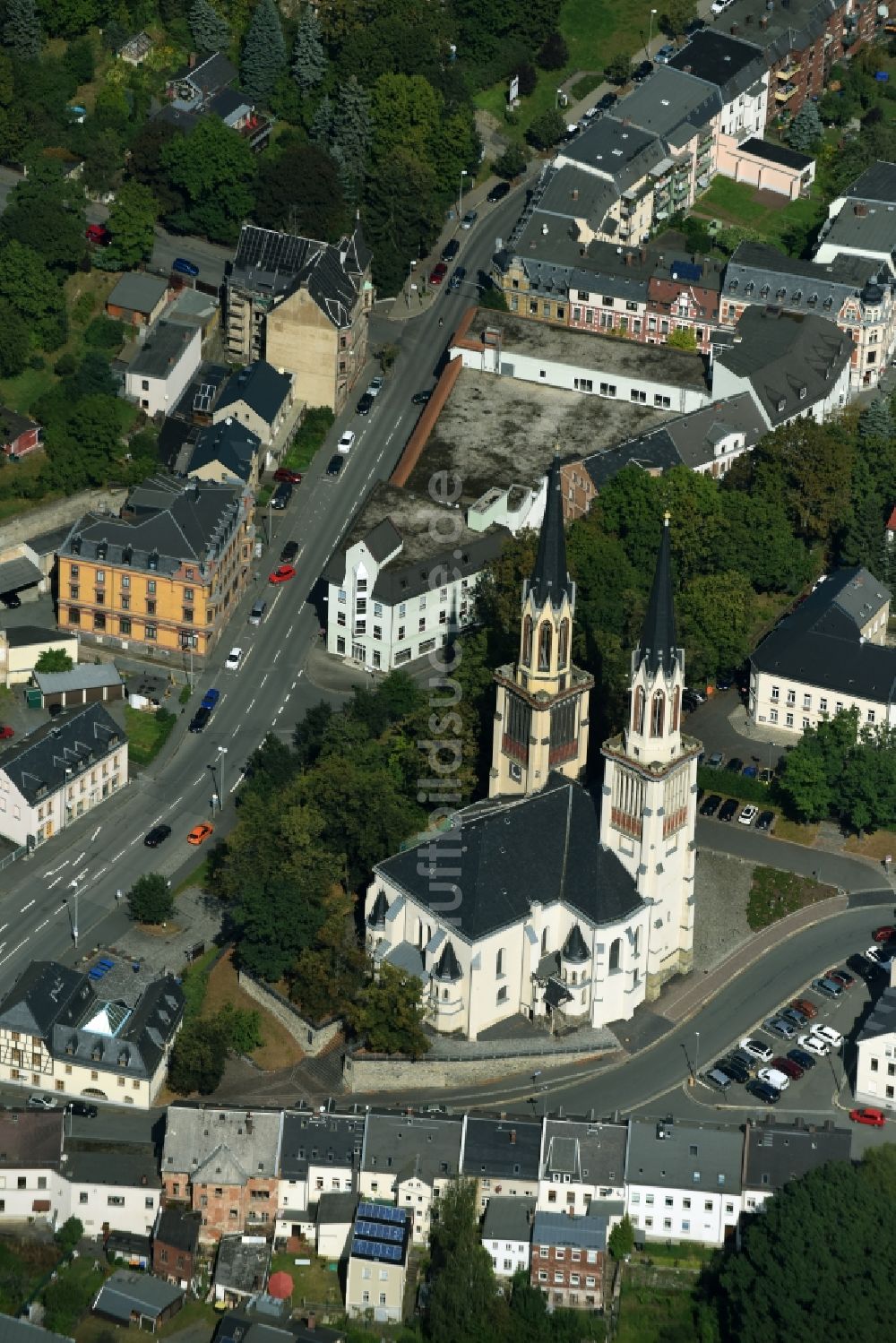 Oelsnitz/Vogtl. von oben - Kirchengebäude der St.Jakobi Kirche im Altstadt- Zentrum in Oelsnitz/Vogtl. im Bundesland Sachsen