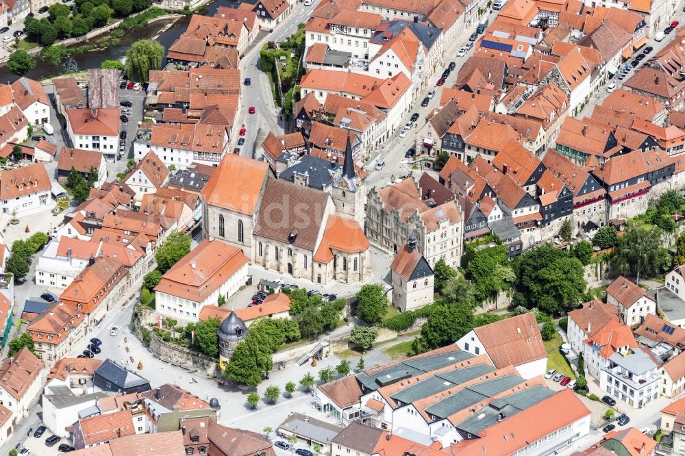 Kronach von oben - Kirchengebäude St.Johannes der Täufer in Kronach im Bundesland Bayern, Deutschland