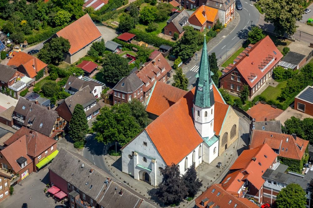 Luftaufnahme Albersloh - Kirchengebäude der St.Ludgerus in Albersloh im Bundesland Nordrhein-Westfalen, Deutschland