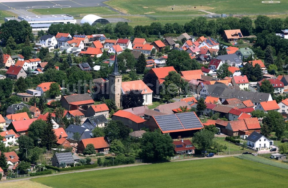 Luftbild Erfurt - Kirchengebäude von St.Lukas in der Dorfmitte von Bindersleben im Bundesland Thüringen