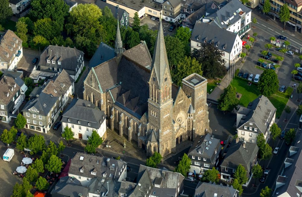 Olpe aus der Vogelperspektive: Kirchengebäude der St.Martinuskirche im Altstadt- Zentrum in Olpe im Bundesland Nordrhein-Westfalen
