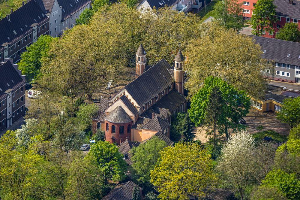 Oberhausen von oben - Kirchengebäude St.Peter in Oberhausen im Bundesland Nordrhein-Westfalen, Deutschland