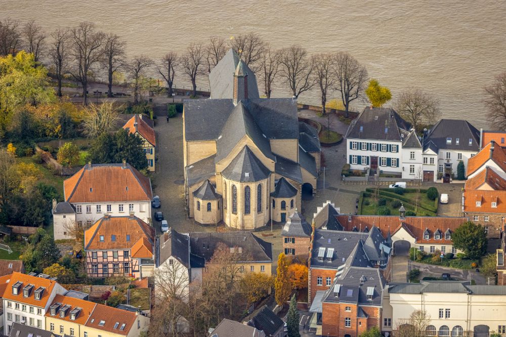 Kaiserswerth aus der Vogelperspektive: Kirchengebäude St. Suitbertus am Fluss Rhein in Kaiserswerth im Bundesland Nordrhein-Westfalen, Deutschland