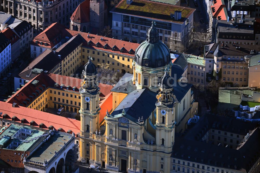 München aus der Vogelperspektive: Kirchengebäude der Theatinerkirche im Ortsteil Altstadt in München im Bundesland Bayern