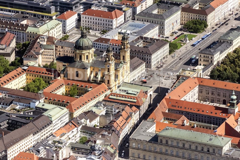 München von oben - Kirchengebäude der Theatinerkirche im Stadtteil Altstadt in München im Bundesland Bayern, Deutschland