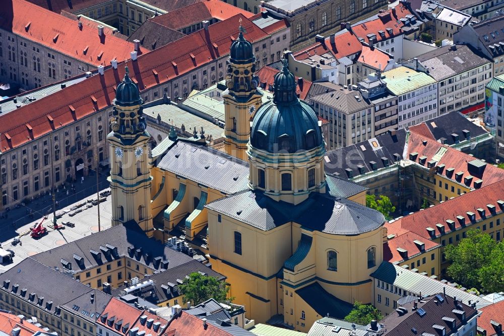 München aus der Vogelperspektive: Kirchengebäude der Theatinerkirche im Stadtteil Altstadt in München im Bundesland Bayern, Deutschland