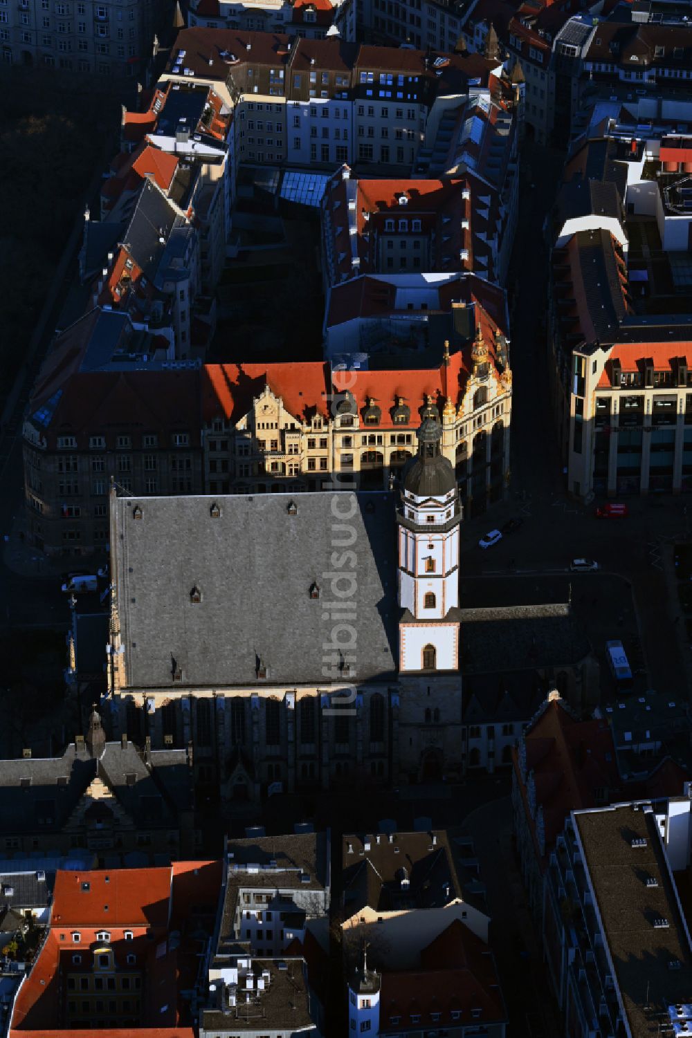 Leipzig von oben - Kirchengebäude Thomaskirche in Leipzig im Bundesland Sachsen, Deutschland