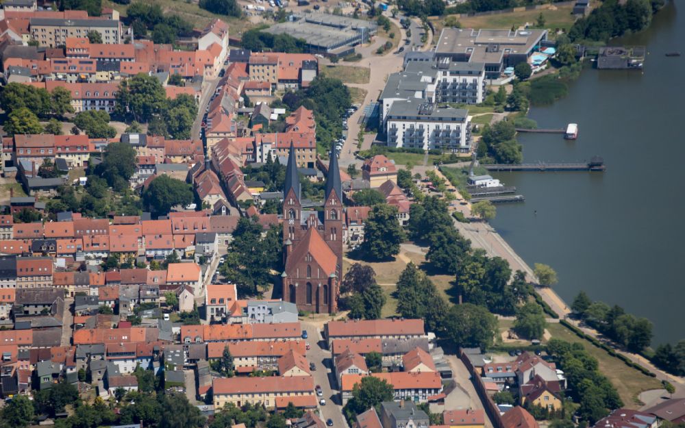 Luftbild Neuruppin - Kirchengebäude St. Trinitatis im Altstadt- Zentrum in Neuruppin im Bundesland Brandenburg