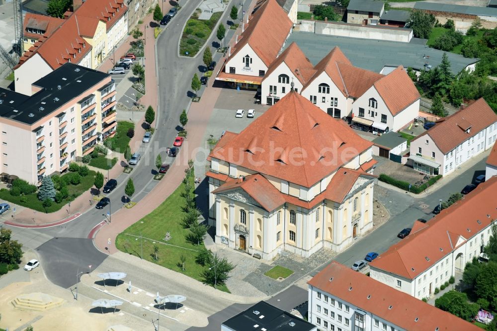 Luftaufnahme Zerbst/Anhalt - Kirchengebäude Trinitatiskirche im Altstadt- Zentrum in Zerbst/Anhalt im Bundesland Sachsen-Anhalt, Deutschland