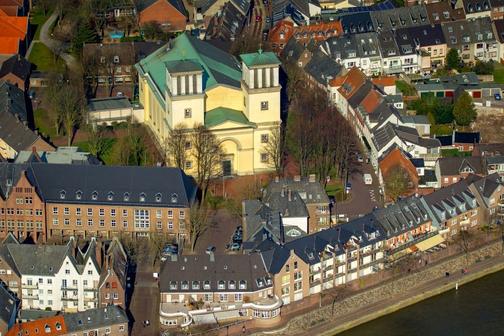 Luftbild Rees - Kirchengebäude am Ufer der Rheinterassen im Altstadt- Zentrum in Rees im Bundesland Nordrhein-Westfalen