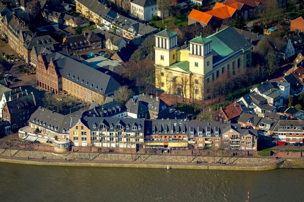 Luftaufnahme Rees - Kirchengebäude am Ufer der Rheinterassen im Altstadt- Zentrum in Rees im Bundesland Nordrhein-Westfalen