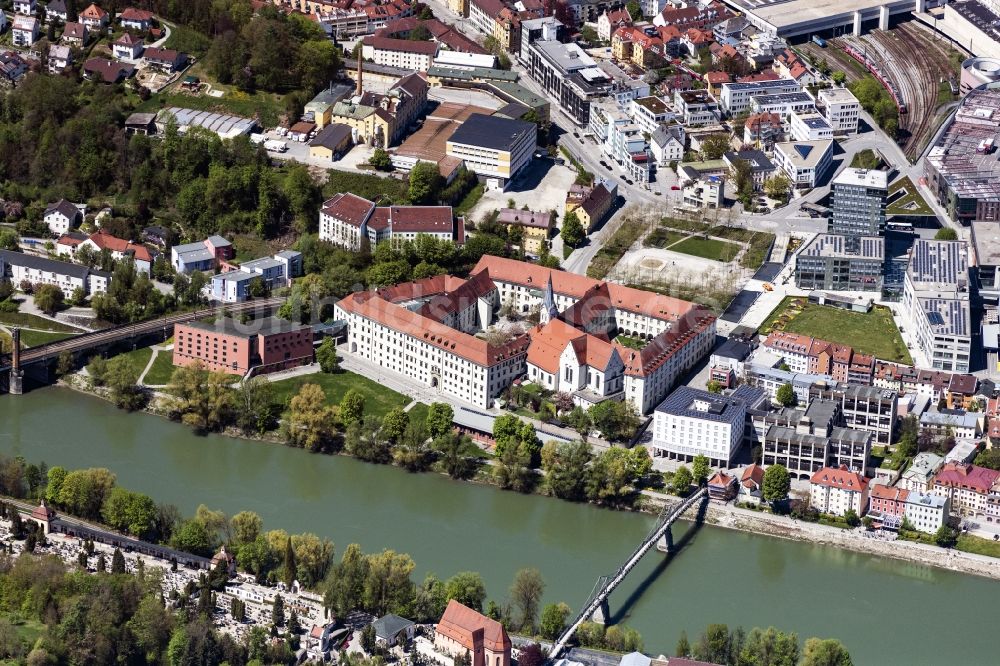 Luftbild Passau - Kirchengebäude der Universitätskirche sowie die Philosophische Fakultät in Passau im Bundesland Bayern, Deutschland
