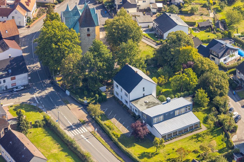 Luftaufnahme Opherdicke - Kirchengebäude an der Unnaer Straße in Opherdicke im Bundesland Nordrhein-Westfalen, Deutschland