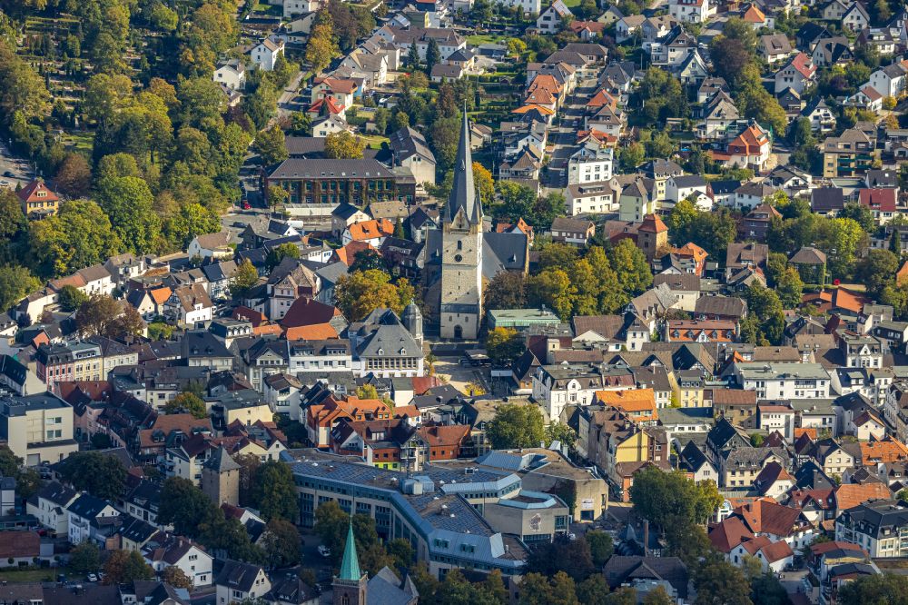 Menden (Sauerland) von oben - Kirchengebäude St. Vincenz am Kirchplatz in Menden (Sauerland) im Bundesland Nordrhein-Westfalen, Deutschland